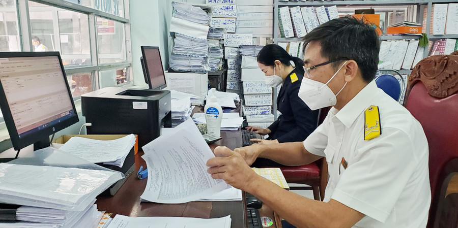 Trong những ngày cuối năm 2021, Chi cục Thuế TP. Pleiku tiếp tục đôn đốc kịp thời các nguồn thu vào ngân sách nhà nước. Ảnh: Sơn Ca Trong những ngày cuối năm 2021, Chi cục Thuế TP. Pleiku tiếp tục đôn đốc kịp thời các nguồn thu vào ngân sách nhà nước. Ảnh: Sơn Ca