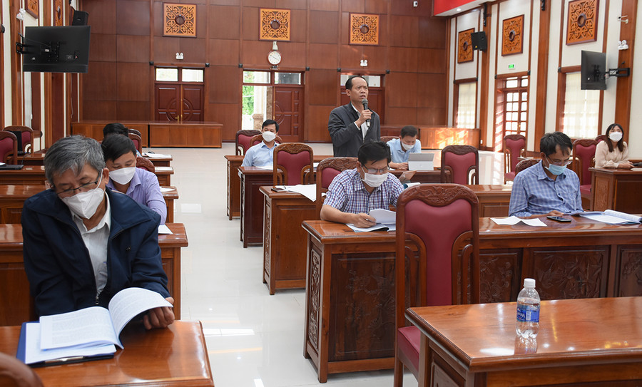 Phó Giám đốc Sở Tài nguyên và Môi trường Lương Thanh Bình tham gia góp ý với đơn vị tư vấn về các nội dung liên quan đến lĩnh vực tài nguyên môi trường. Ảnh: Minh Nguyễn Ông Lương Thanh Bình-Phó Giám đốc Sở Tài nguyên và Môi trường tham gia góp ý với đơn vị tư vấn về các nội dung liên quan đến vực vực tài nguyên môi trường. Ảnh: Minh Nguyễn