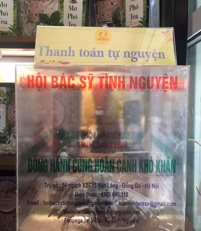 Hòm từ thiện trong đêm nhạc thứ sáu hằng tuần.