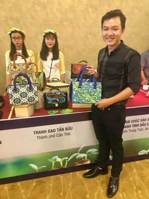 Anh Khưu Tấn Bửu quảng bá túi xách gạo trong một hội chợ triển lãm. Ảnh: Ca Linh