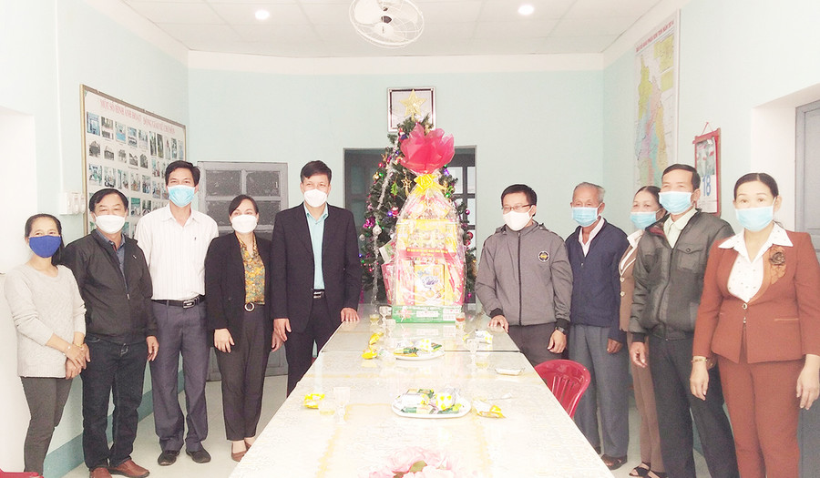 Phó Chủ tịch Ủy ban MTTQ Việt Nam tỉnh Đinh Ngọc Hải (thứ 5 từ trái qua) thăm, chúc mừng Giáo xứ Chợ Đồn (thị xã An Khê). Ảnh: Lê Đại Phó Chủ tịch Uỷ ban MTTQ Việt Nam tỉnh Đinh Ngọc Hải (thứ 5 từ trái qua) thăm, chúc mừng Giáo xứ Chợ Đồn (thị xã An Khê). Ảnh: Lê Đại