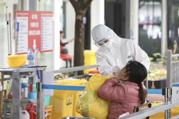 Nhân viên y tế bệnh viện Thanh Nhàn, Hà Nội, lấy mẫu xét nghiệm COVID-19 cho người đến khám có triệu chứng. (Ảnh: Minh Quyết/TTXVN) Nhân viên y tế bệnh viện Thanh Nhàn, Hà Nội, lấy mẫu xét nghiệm COVID-19 cho người đến khám có triệu chứng. (Ảnh: Minh Quyết/TTXVN)