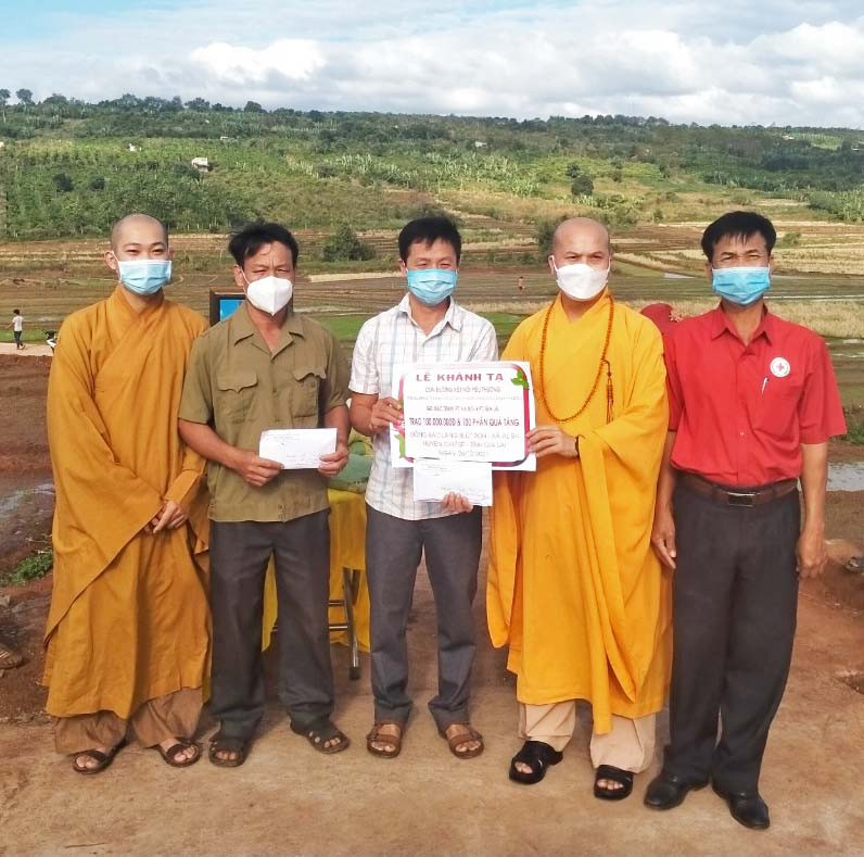 Tặng quà cho người dân khó khăn do dịch Covid-19 của xã Kông H’Tok, huyện Chư Sê. Ảnh: Hồng Ngọc