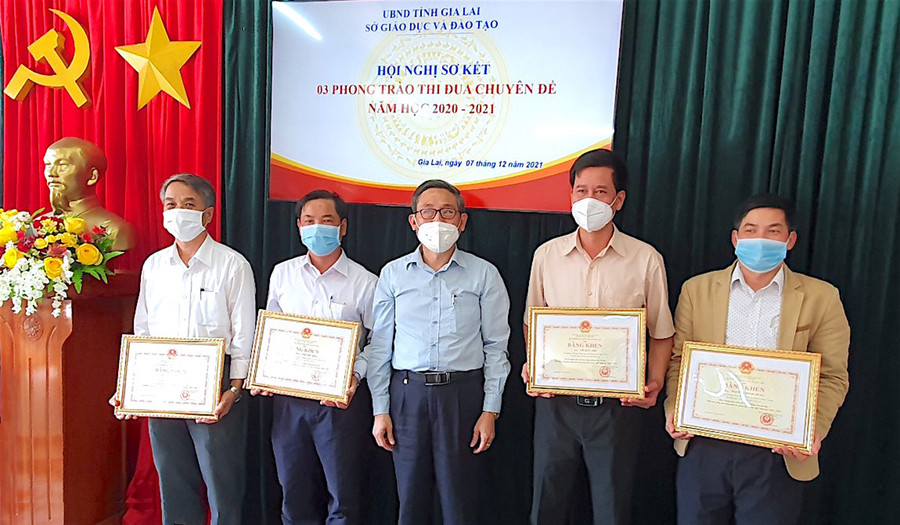  Giám đốc Sở GD-ĐT Lê Duy Định trao tặng bằng khen của Bộ trưởng Bộ trưởng Bộ GD-ĐT cho các cá nhân đạt thành tích xuất sắc. Ảnh: Mộc Trà