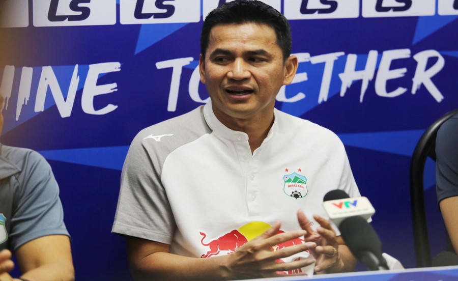 HLV Kiatisak sẽ trở lại Việt Nam để tiếp tục công việc tại HAGL. Ảnh: Văn Ngọc