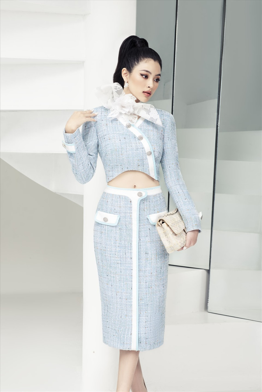 Lan Thy có nét đẹp cổ điển, vừa dịu dàng vừa kiêu kỳ. Cô đồng thời khắc họa được tinh thần thời trang quý phái và sang trọng.