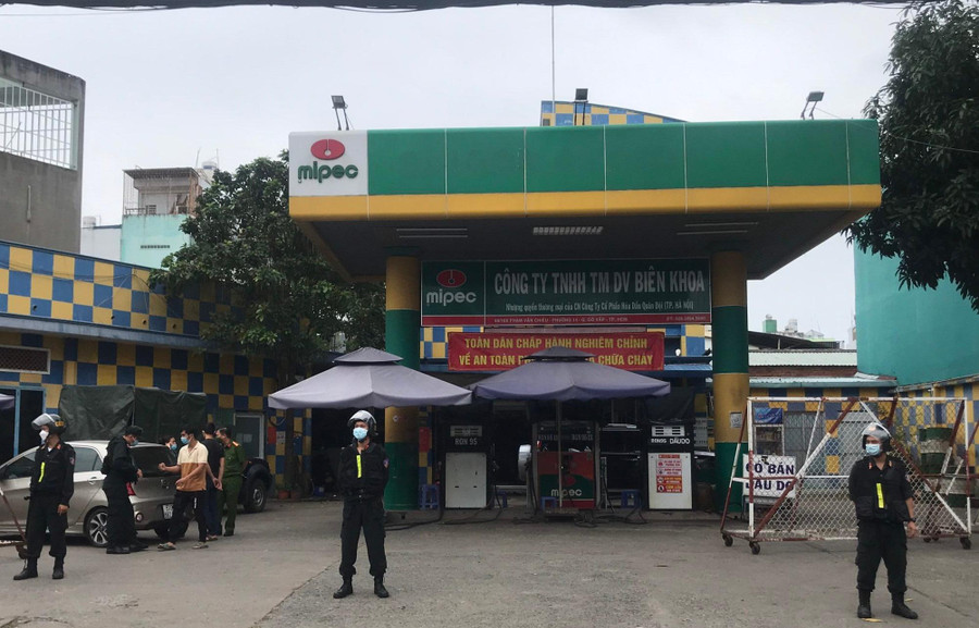  Gần nhất, ngày 27.11 Công an Đồng Nai bắt thêm một chủ cây xăng ở TP.HCM để điều tra về hành vi buôn lậu. Ảnh: Công an Đồng Nai cung cấp