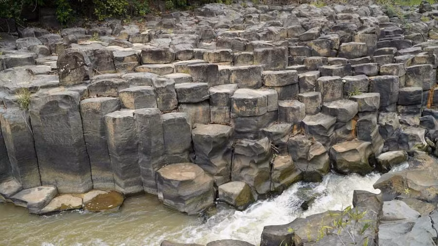 Hàng ngàn trụ đá lớn nhỏ nhìn rất hấp dẫn. Ảnh: Trần Hiếu