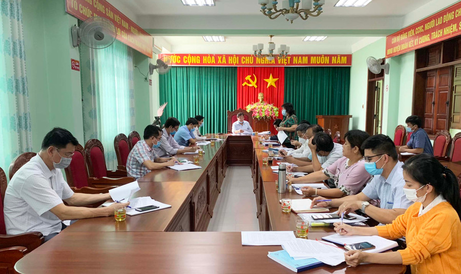 Đoàn giám sát Ban Kinh tế-Ngân sách HĐND tỉnh làm việc với UBND huyện Krông Pa về việc đầu tư cơ sở vật chất và trang thiết bị dạy học.Ảnh.Vũ Chi