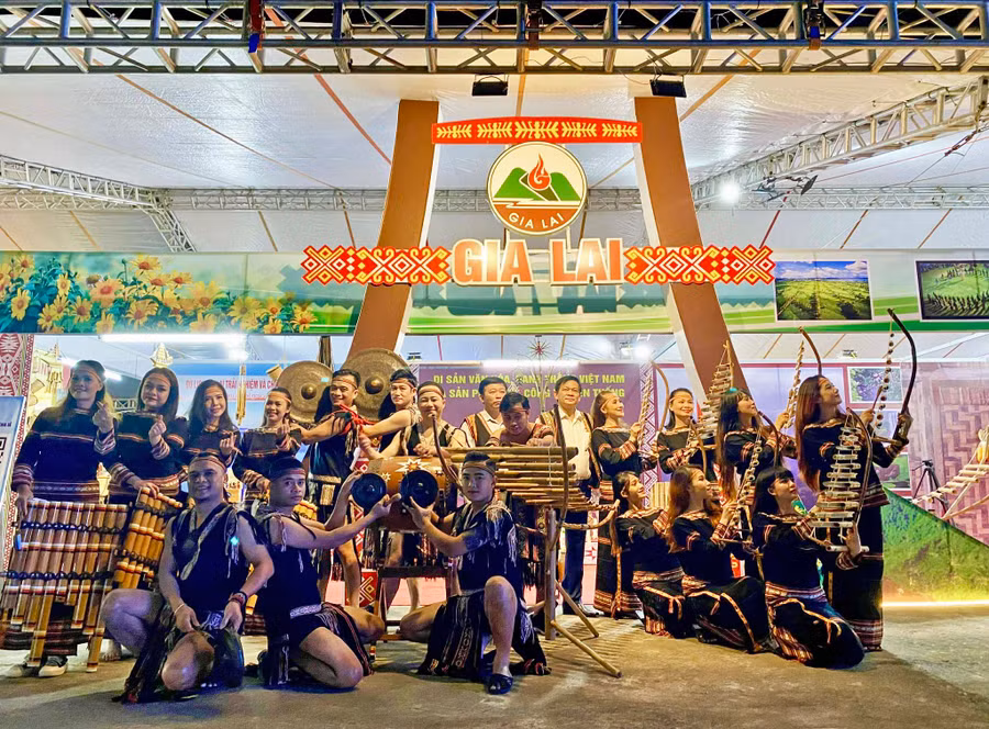 Một tiết mục hòa tấu nhạc cụ dân tộc của Nhà hát Ca múa nhạc tổng hợp Đam San tại triển lãm. Ảnh: Hương Thảo