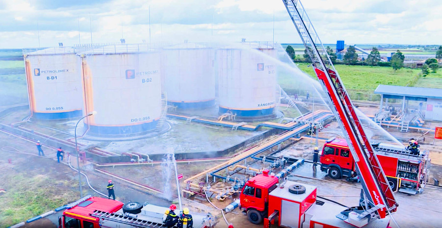 Kho xăng dầu của Công ty TNHH một thành viên Xăng dầu Bắc Tây Nguyên có nhiệm vụ dự trữ xăng dầu phục vụ tiêu dùng trên địa bàn 2 tỉnh Gia Lai, Kon Tum và tái xuất sang Lào, Campuchia. Kho được xây dựng trên diện tích 82.500 m2, có trữ lượng tồn chứa 5.200 m3. Kho xăng dầu của Công ty TNHH một thành viên Xăng dầu Bắc Tây Nguyên có nhiệm vụ dự trữ xăng dầu phục vụ tiêu dùng trên địa bàn 2 tỉnh Gia Lai, Kon Tum và tái xuất sang Lào, Campuchia. Kho được xây dựng trên diện tích 82.500 m2, có trữ lượng tồn chứa 5.200 m3.