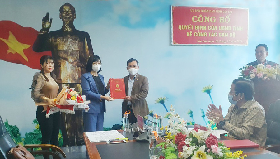 Phó Chủ tịch UBND tỉnh Gia Lai Nguyễn Thị Thanh Lịch đã trao quyết định bổ nhiệm ông Nguyễn Văn Ý giữ chức Phó Giám đốc Sở Văn hóa-Thể thao và Du lịch. Ảnh: P.V