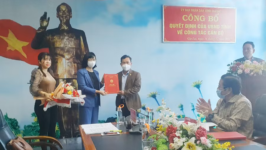 Phó Chủ tịch UBND tỉnh Gia Lai Nguyễn Thị Thanh Lịch đã trao quyết định bổ nhiệm ông Nguyễn Văn Ý giữ chức Phó Giám đốc Sở Văn hóa-Thể thao và Du lịch. Ảnh: P.V