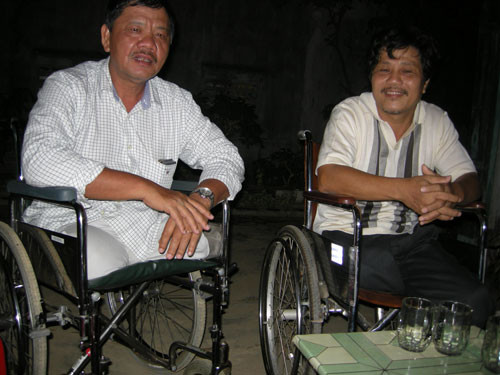 Hai thương binh Nguyễn Văn Thạnh (bìa trái) và Nguyễn Văn Hùng