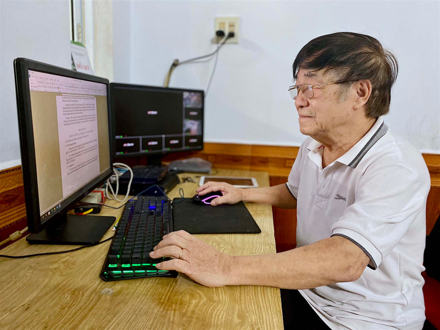 Ở tuổi 73 nhưng ông Nguyễn Văn Nhật vẫn tích cực ứng dụng công nghệ thông tin vào công việc hàng ngày. Ảnh: Mộc Trà