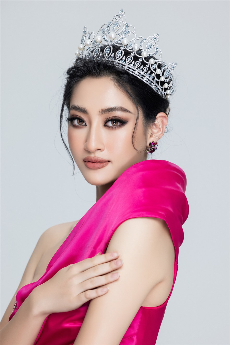Cũng bước ra từ Miss World Vietnam 2019, Á hậu Kiều Loan đã có màn “lột xác” ngoạn mục với hành trình chinh phục top 10 Miss Grand International 2019 và trở thành người đẹp đa tài khi lấn sân lĩnh vực âm nhạc. Ảnh: Sen Vàng