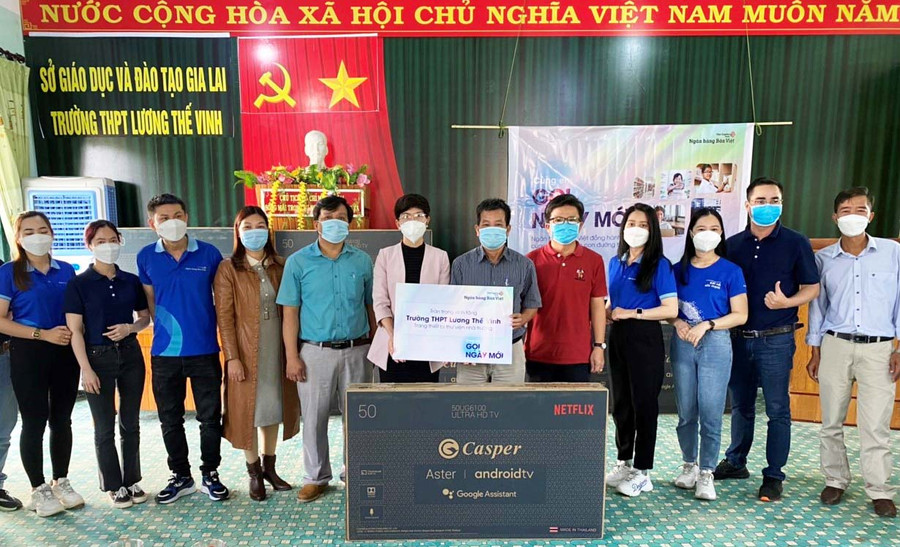 Đại diện Cựu học sinh niên khóa 2001-2004 tặng 7 tivi cho trường. Ảnh: Hà Đức Thành