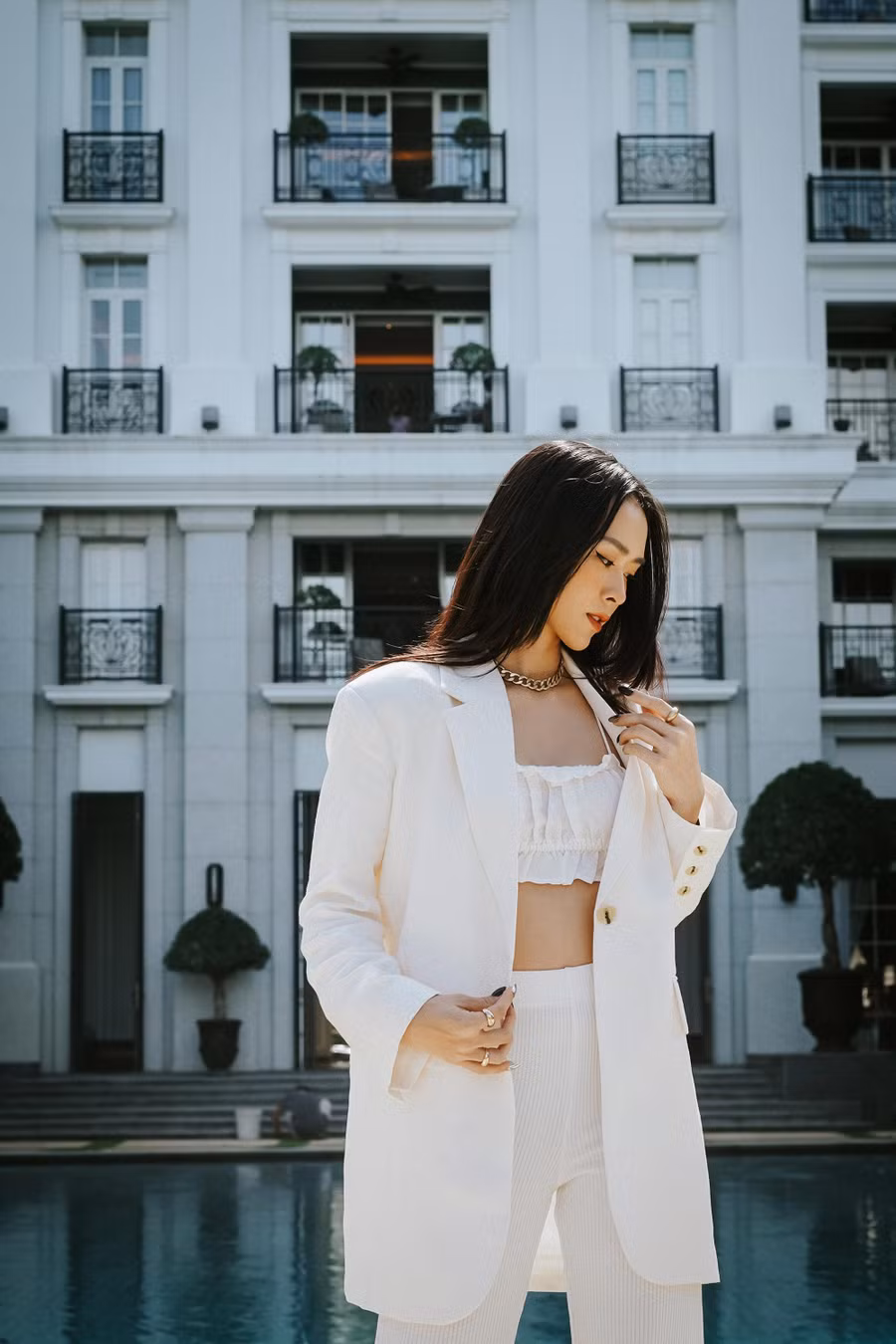 Bên cạnh đó, việc chọn phong cách trang điểm vừa phải và các phụ kiện đi kèm phù hợp giúp tổng thể trở nên thanh lịch và sang trọng hơn. Ảnh: Quỳnh Phạm