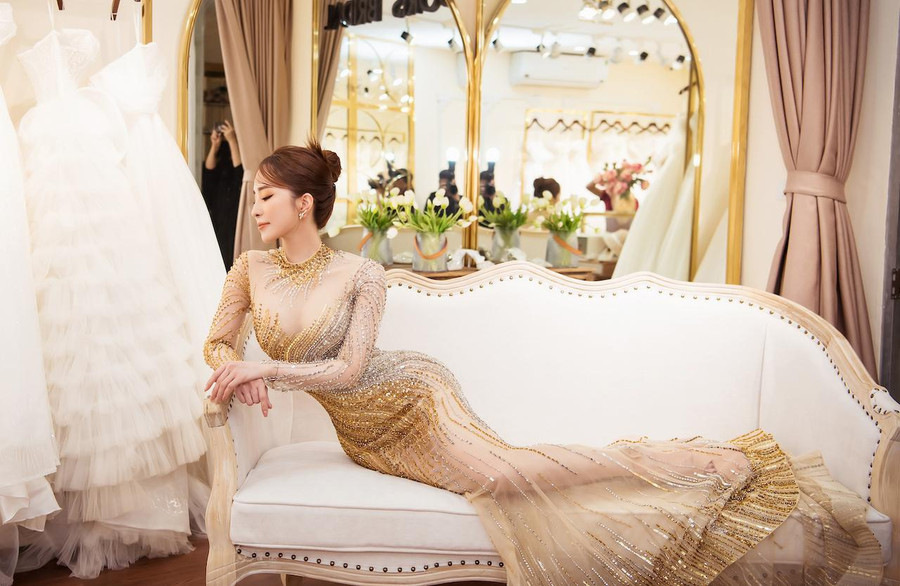 Thiết kế bó sát giúp cô khoe được những lợi thế hình thể của mình. Nhờ tích cực tập luyện mà người đẹp sở hữu vóc dáng thọn gọn, khiến nhiều người trầm trồ. Ảnh: Trương Gia Huy