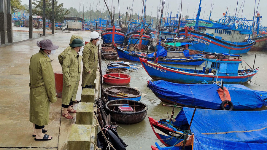 Lãnh đạo tỉnh Bình Định kiểm tra việc neo đậu tàu thuyền tại cảng cá Tam Quan. Ảnh: Bảo Thoa