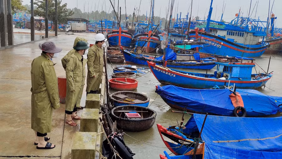 Lãnh đạo tỉnh Bình Định kiểm tra việc neo đậu tàu thuyền tại cảng cá Tam Quan. Ảnh: Bảo Thoa