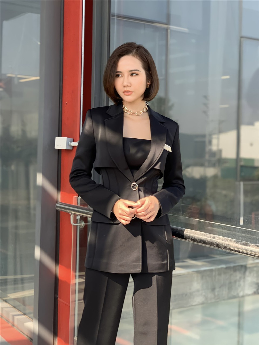 Các trang phục của Vân Trang cũng liên tục biến hoá trên phim, nhưng cơ bản trung thành với style năng động, thanh lịch. Ảnh: NSCC