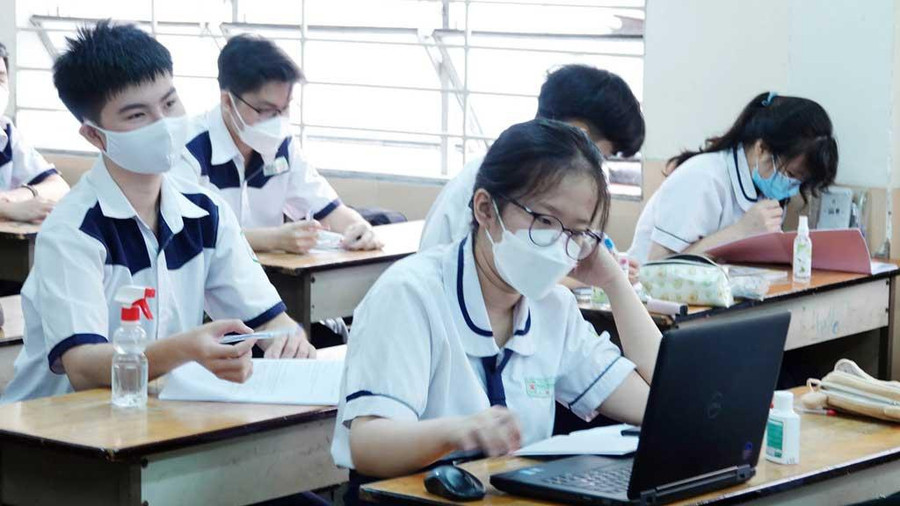 Học sinh lớp 12 tại TP.HCM trở lại trường học trực tiếp chuẩn bị ôn tập kiểm tra cuối kỳ 1. Ảnh: ĐÀO NGỌC THẠCH