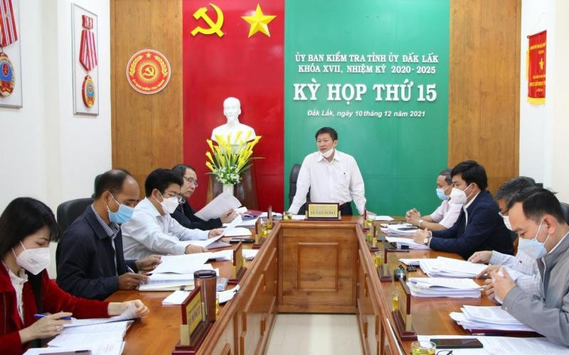 Kỳ họp thứ 15 của UBKT Tỉnh ủy Đắk Lắk xem xét, thi hành kỷ luật nhiều cán bộ, đảng viên. Ảnh: Lê Thành Kỳ họp thứ 15 của UBKT Tỉnh ủy Đắk Lắk xem xét, thi hành kỷ luật nhiều cán bộ, đảng viên. Ảnh: Lê Thành