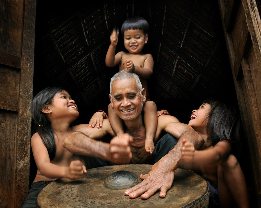 Học đánh chiêng.