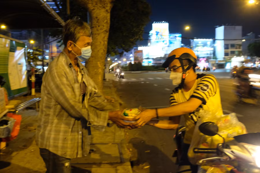 Ông Từ Sú Há (71 tuổi, ngụ Q.Gò Vấp) nhận quà từ nhóm thiện nguyện Đêm Sài Gòn