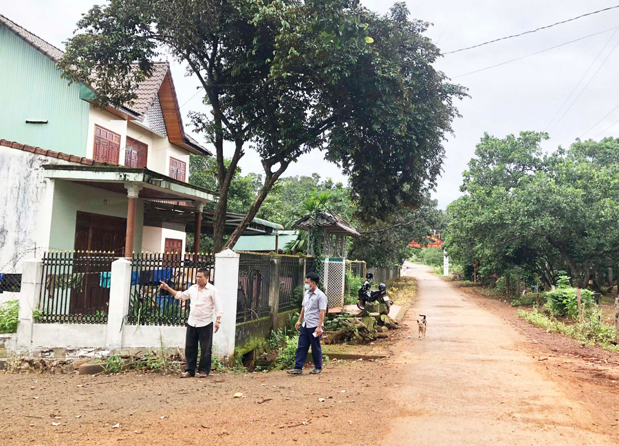 Ông Vi Xuân Hụy (bìa phải; làng Dăng, xã Ia O) là một trong những hộ đi đầu hiến đất làm đường giao thông nông thôn. Ảnh: Lê Nam