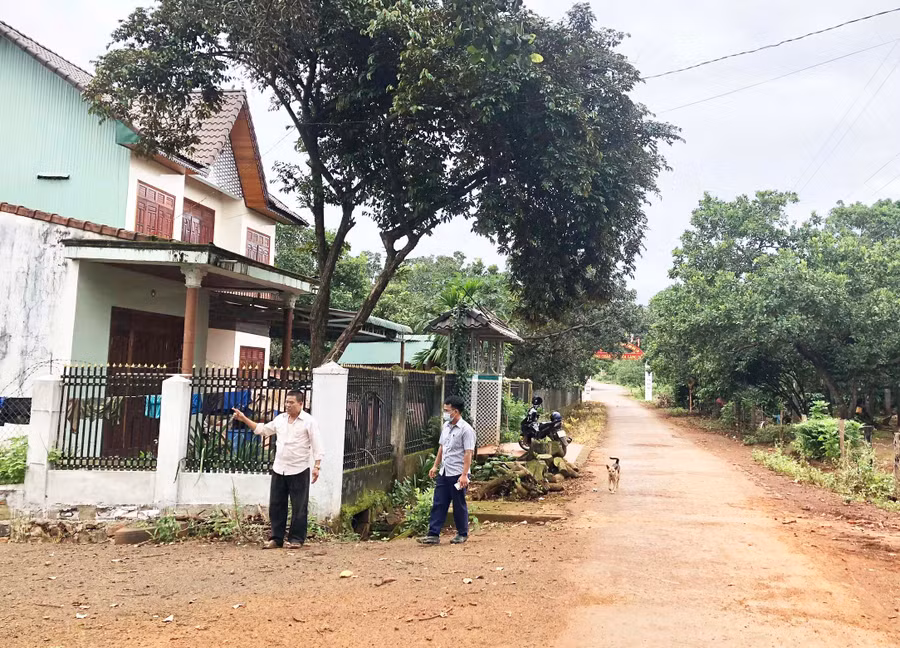 Ông Vi Xuân Hụy (bìa phải; làng Dăng, xã Ia O) là một trong những hộ đi đầu hiến đất làm đường giao thông nông thôn. Ảnh: Lê Nam