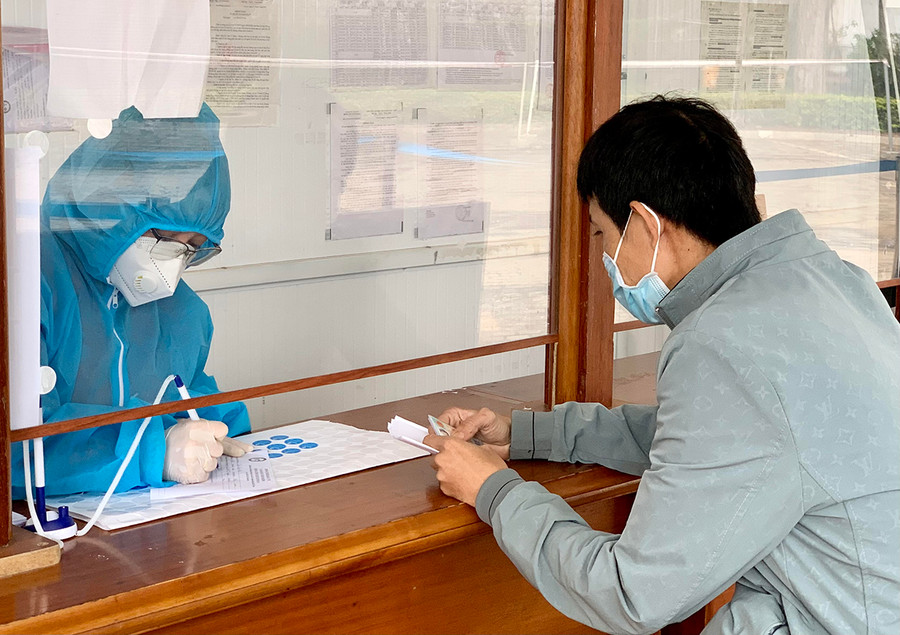 Người dân khai báo y tế trước khi vào khu khám bệnh tại Bệnh viện Đại học Y dược Hoàng Anh Gia Lai. Ảnh: Như Nguyện Người dân khai báo y tế trước khi vào khu khám bệnh tại Bệnh viện Đai học Y dược Hoàng Anh Gia Lai. Ảnh: Như Nguyện