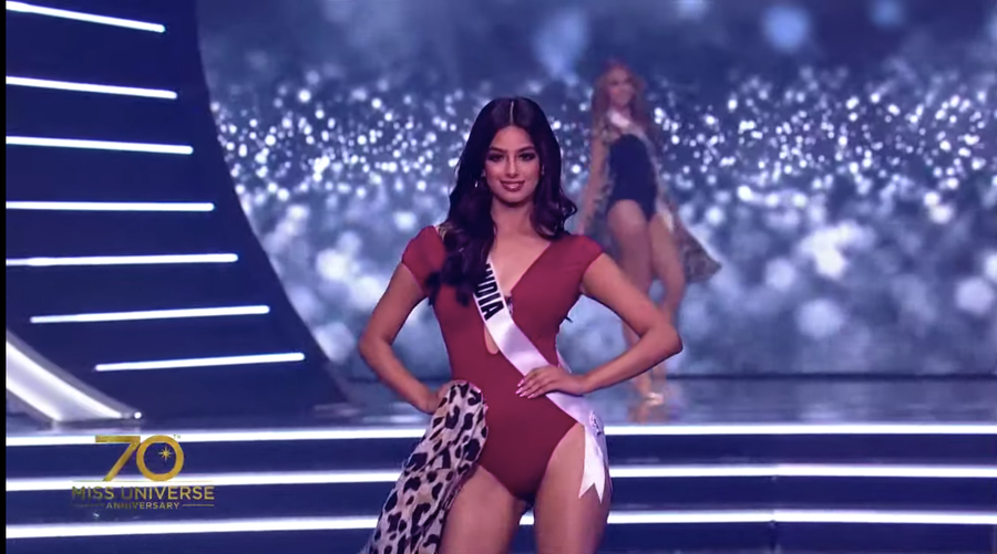 Harnaaz Sandhu sở hữu nhan sắc xinh đẹp cùng chiều cao nổi bật 1,77m. Đại diện Ấn Độ được nhiều chuyên trang sắc đẹp dự đoán sẽ mang về vương miện cho quê nhà. Ảnh: Chụp màn hình