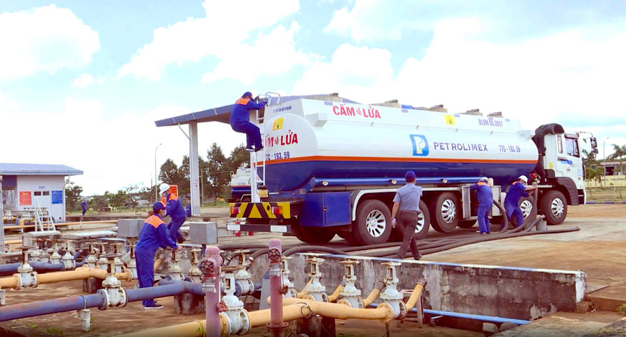 Khi phát hiện sự số, các CBCNV của Kho và Cửa hàng xăng dầu số 68 đã nhanh chóng triển khai xử lý sự cố. Ảnh: Phan Văn Binh