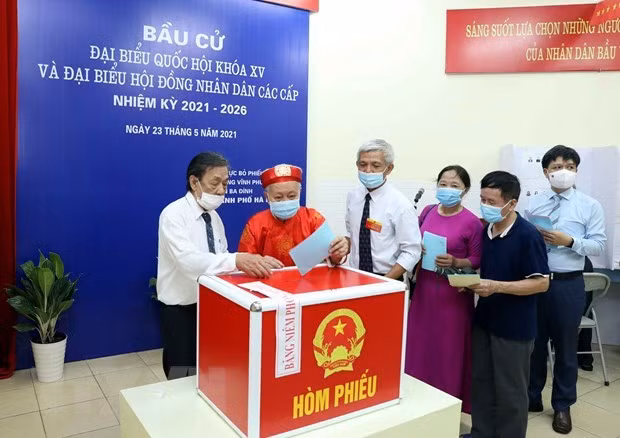 Cử tri bỏ phiếu tại khu vực bỏ phiếu số 4, phường Vĩnh Phúc, Quận Ba Đình, Hà Nội. (Ảnh: Phạm Kiên/TTXVN)