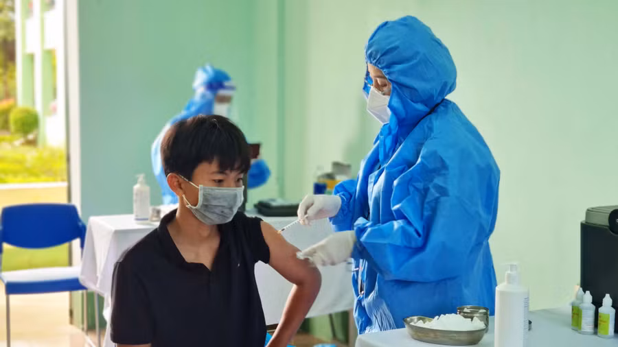 Nhân viên y tế tiêm vắc xin phòng Covid-19 cho người dân. Ảnh: Bá Bính