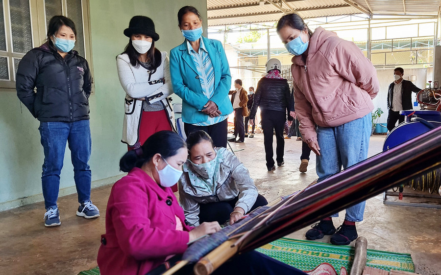  Nghệ nhân H'Bloih hướng dẫn các học viên dệt thổ cẩm. ảnh: Bá Bính