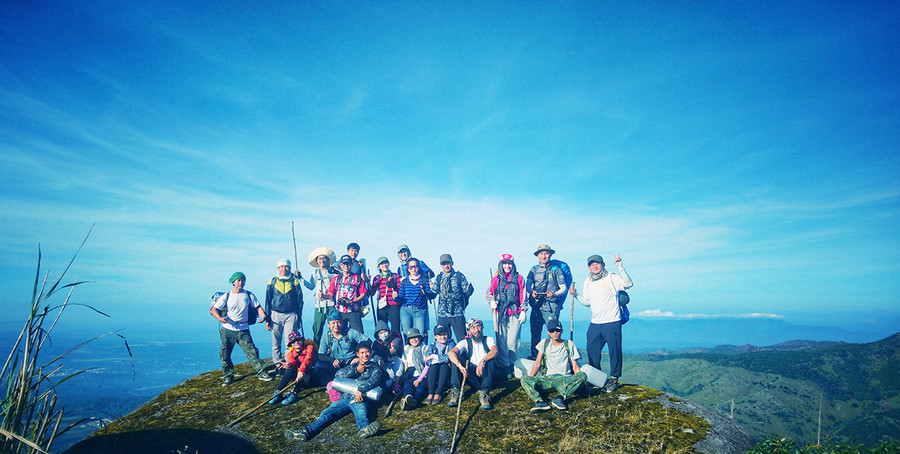  Du khách khám phá đỉnh Chư Nâm (huyện Chư Păh). Ảnh: Vietjoy Tourist