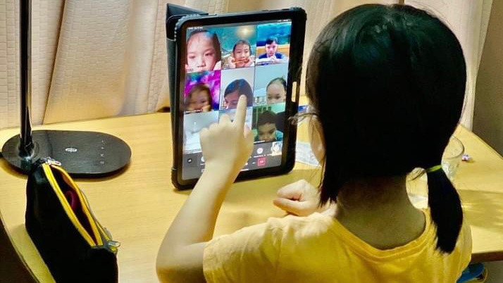 Học sinh lớp 1 ở Hà Nội phải học trực tuyến từ đầu năm học đến nay. Ảnh: PHHS