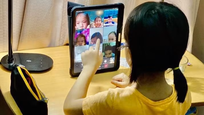 Học sinh lớp 1 ở Hà Nội phải học trực tuyến từ đầu năm học đến nay. Ảnh: PHHS