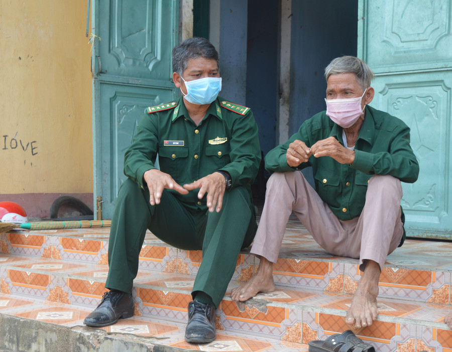 Đại úy Thuy trò chuyện với ông Siu Tó. Ảnh: Anh Huy