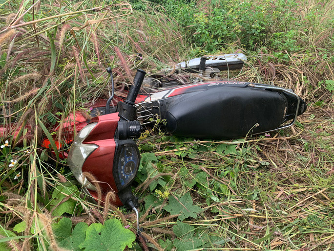 Chiếc xe máy được tìm thấy cách hiện trường vụ án khoảng 500 m Chiếc xe máy được tìm thấy cách hiện trường vụ án khoảng 500 m