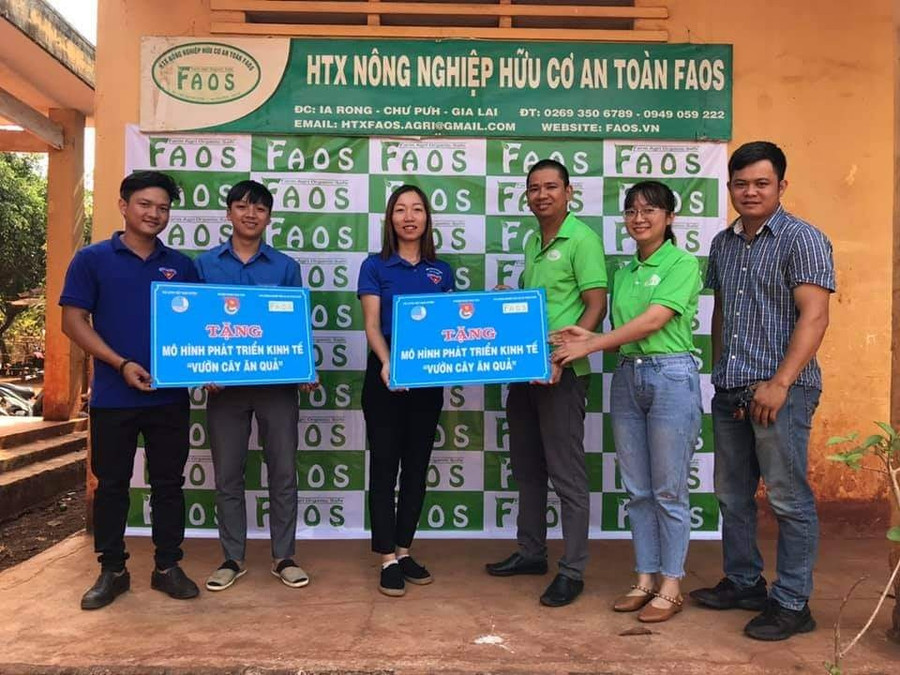 Ngoài phát triển kinh tế cho các thành viên, anh Trần Văn Công (bìa trái) còn kết nối, trao tặng sinh kế cho thanh niên trên địa bàn huyện Chư Pưh (ảnh chụp năm 2020). Ảnh: Phan Lài Ngoài phát triển kinh tế cho các thành viên, anh Anh Trần Văn Công (bìa trái)-Chủ tịch Hội đồng Quản trị Hợp tác xã Nông nghiệp hữu cơ an toàn FAOS còn kết nối, trao tặng sinh kế cho thanh niên trên địa bàn huyện Chư Pưh. Ảnh: Phan Lài