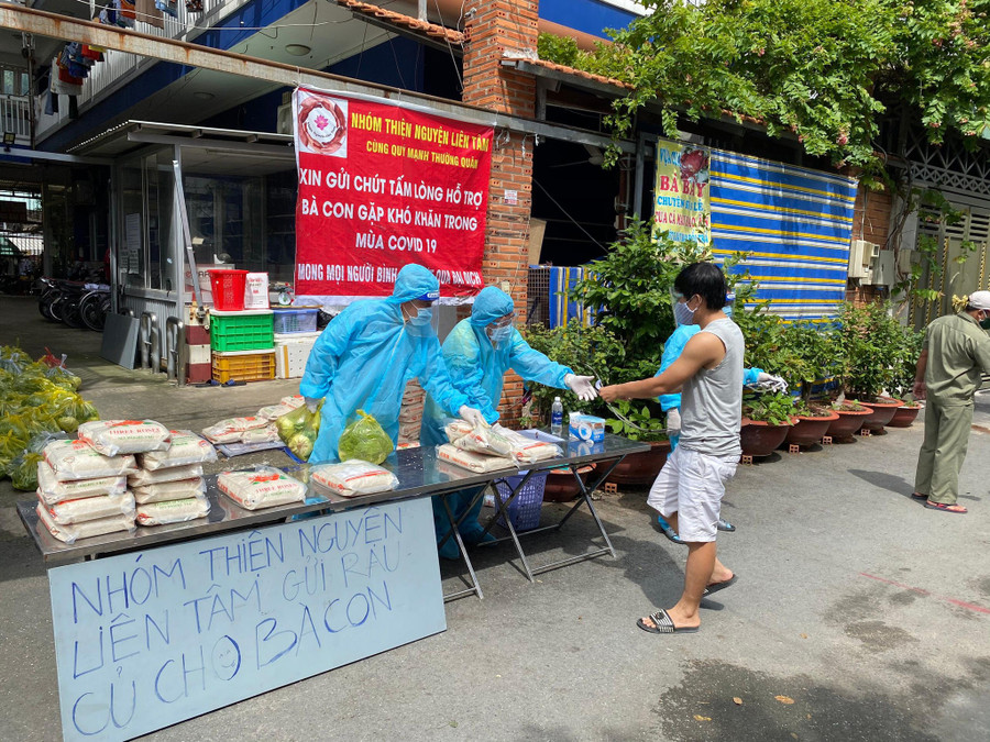 Nhóm thiện nguyện Liên Tâm hỗ trợ bà con khó khăn trong giãn cách. Ảnh: Nguyên Mai Nhóm thiện nguyện Liên Tâm hỗ trợ bà con khó khăn trong giãn cách. Ảnh: Nguyên Mai