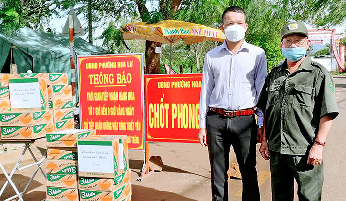 Ông Đỗ Ngọc Thạch-Tổ trưởng tổ dân phố 8, phường Hoa Lư, TP. Pleiku tham gia trực chốt phòng-chống dịch Covid-19 tại làng Plei Ốp vào tháng 11-2021. Ảnh: Trần Văn Nghĩa