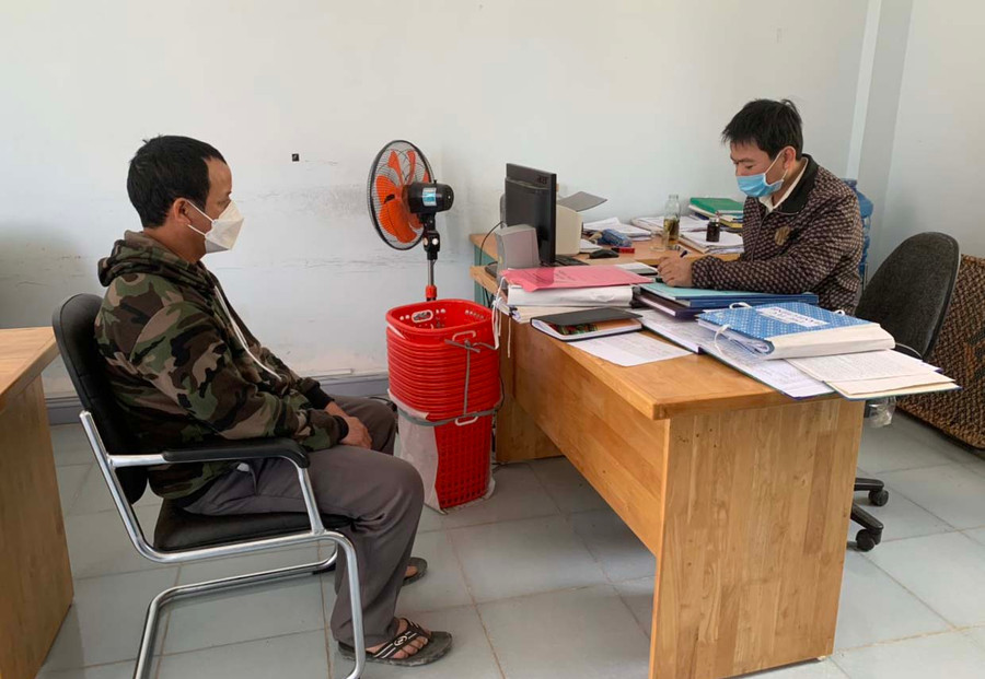 Cán bộ UBND xã Đak Tơ Ve hướng dẫn ông Han (làng Krăh) thủ tục cấp lại giấy chứng nhận quyền sử dụng đất. Ảnh: R’Ô HOK Cán bộ UBND xã Đak Tơ Ve hướng dẫn ông Han (làng Krăh) thủ tục cấp lại giấy chứng nhận quyền sử dụng đất. Ảnh: R’Ô HOK