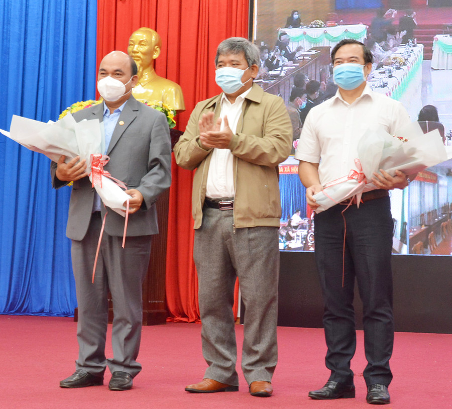 Ông Siu Trung (bên trái) được cử giữ chức Phó Chủ tịch Ủy ban MTTQ Việt Nam tỉnh. Ảnh: Anh Huy