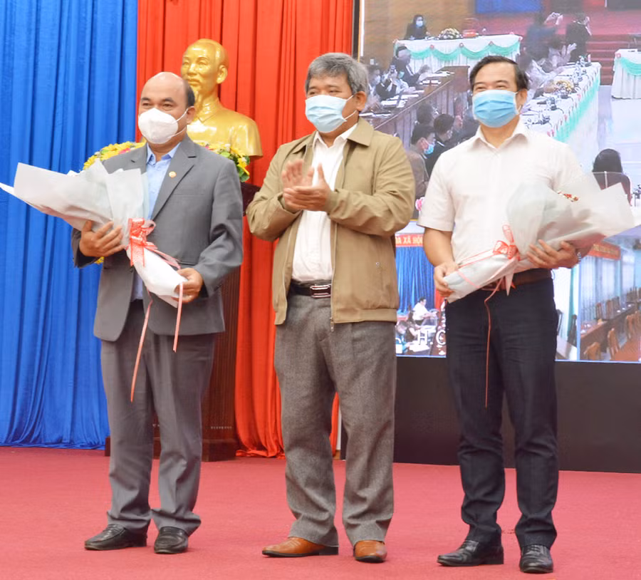 Ông Siu Trung (bên trái) được cử giữ chức Phó Chủ tịch Ủy ban MTTQ Việt Nam tỉnh. Ảnh: Anh Huy