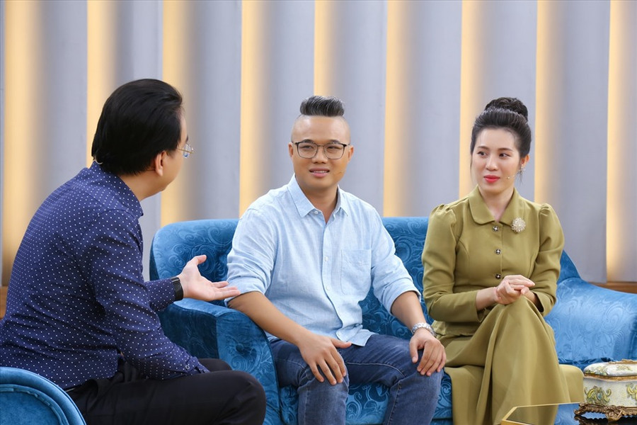 Vợ chồng chị Thu Hằng chia sẻ với chuyên gia. Ảnh: CTCC.
